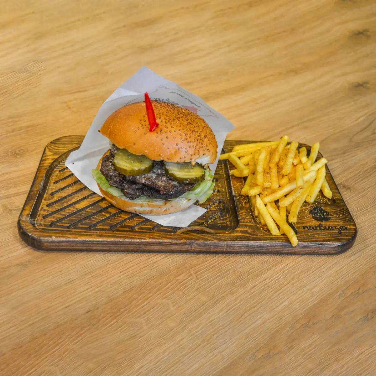 XL Nar Burger fotoğrafı